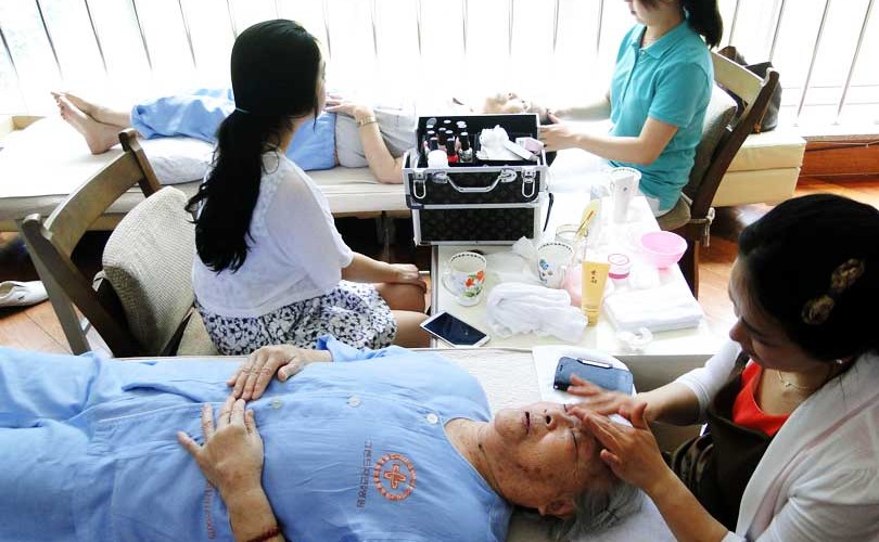 피부미용 및 네일아트 봉사