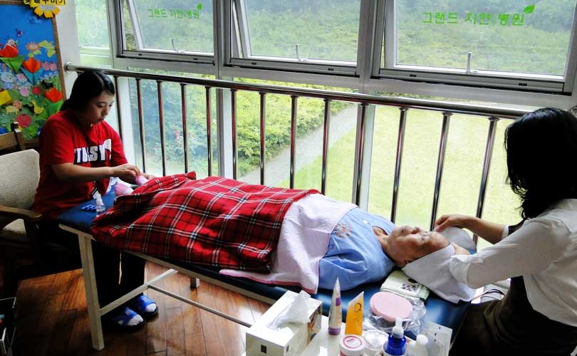 피부미용 및 네일아트 봉사