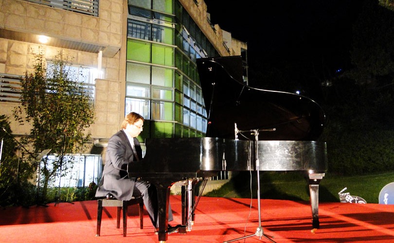 예프게니 이조토브 피아노 연주